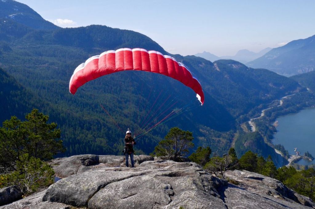 ilustrasi paragliding 2 - KedaiKata.jpg